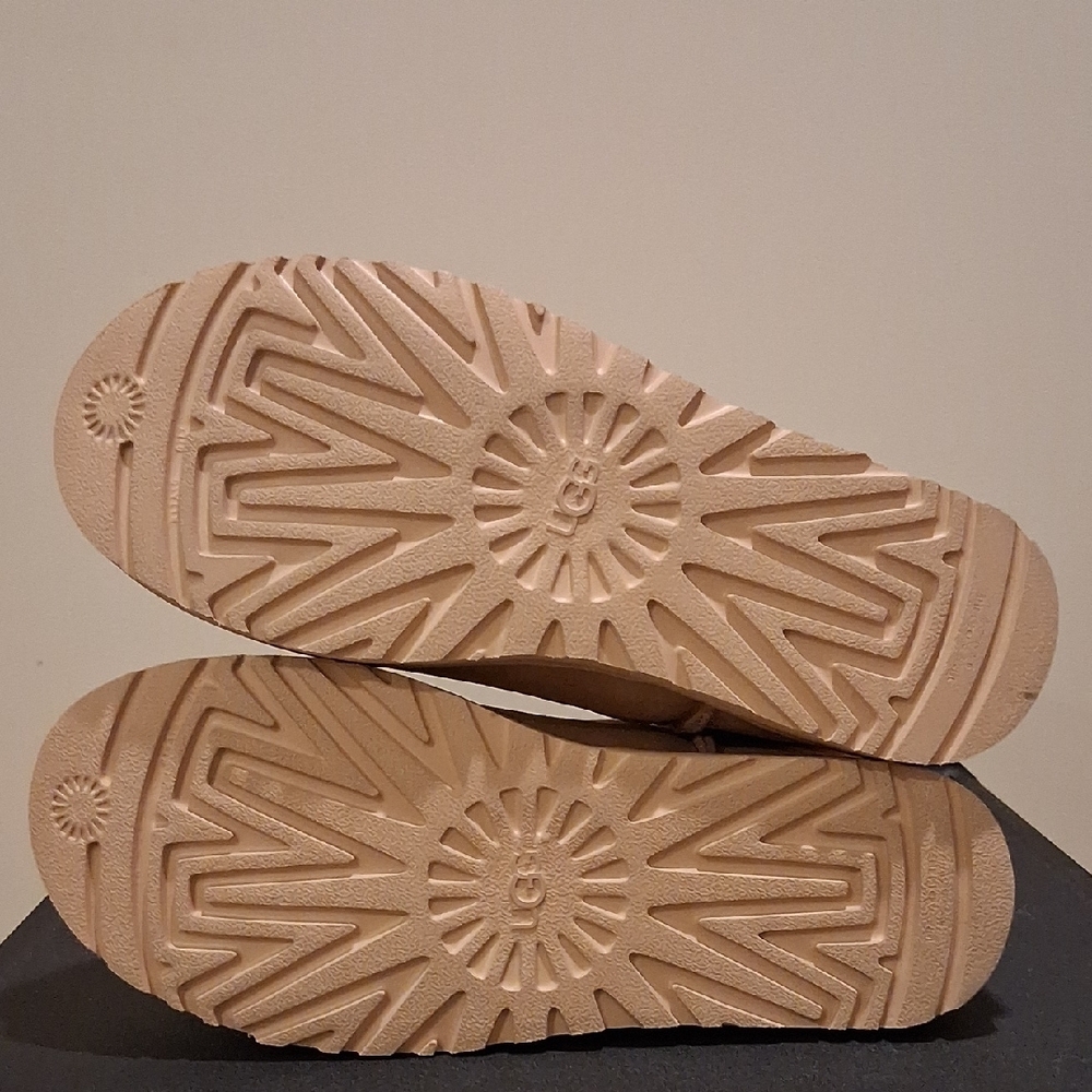 UGG Classic Short II with Amb Boots (Color: Creme) - Picture 14 of 16